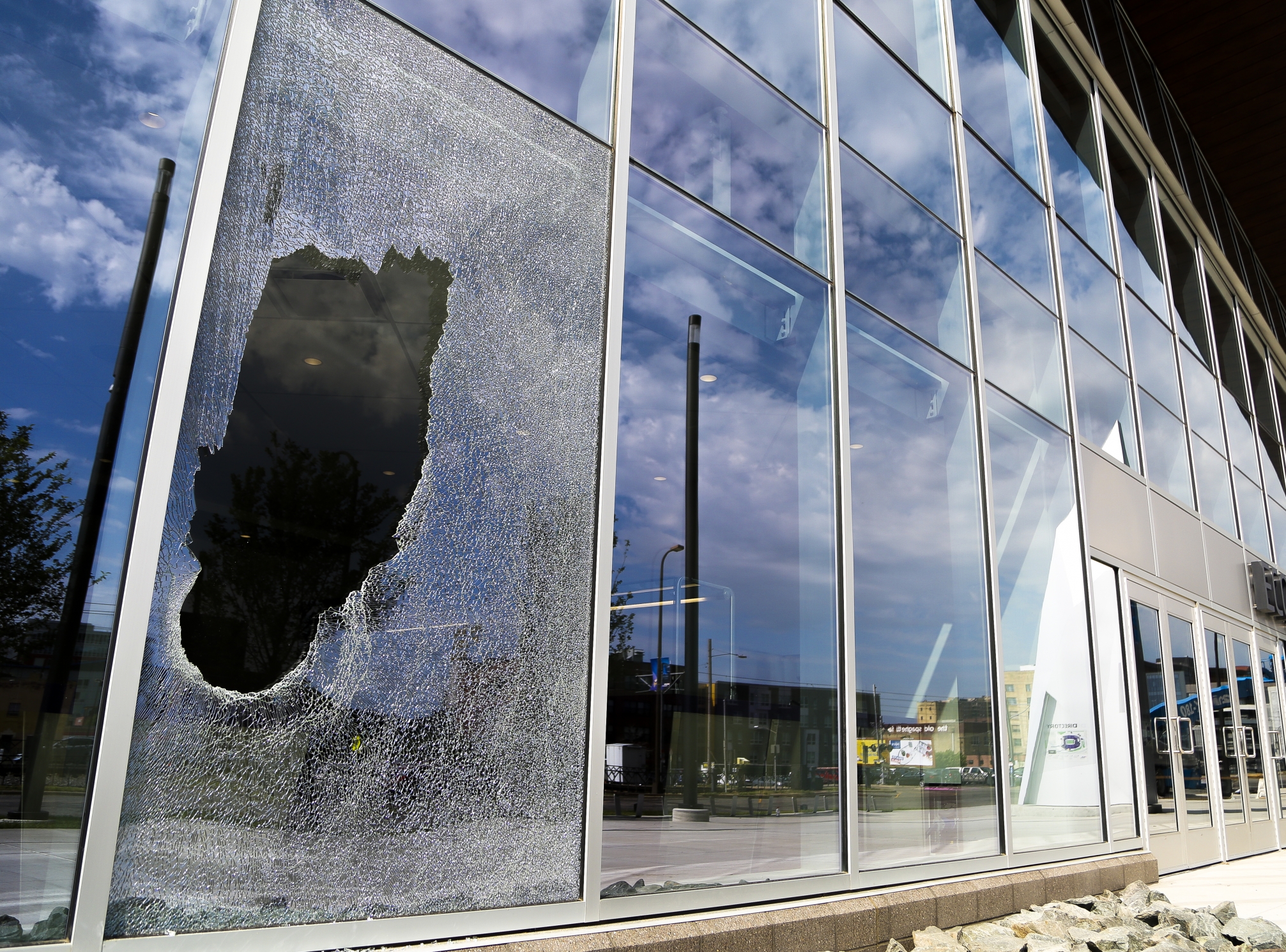 Vitrier remplaçant une vitrine à Anderlecht